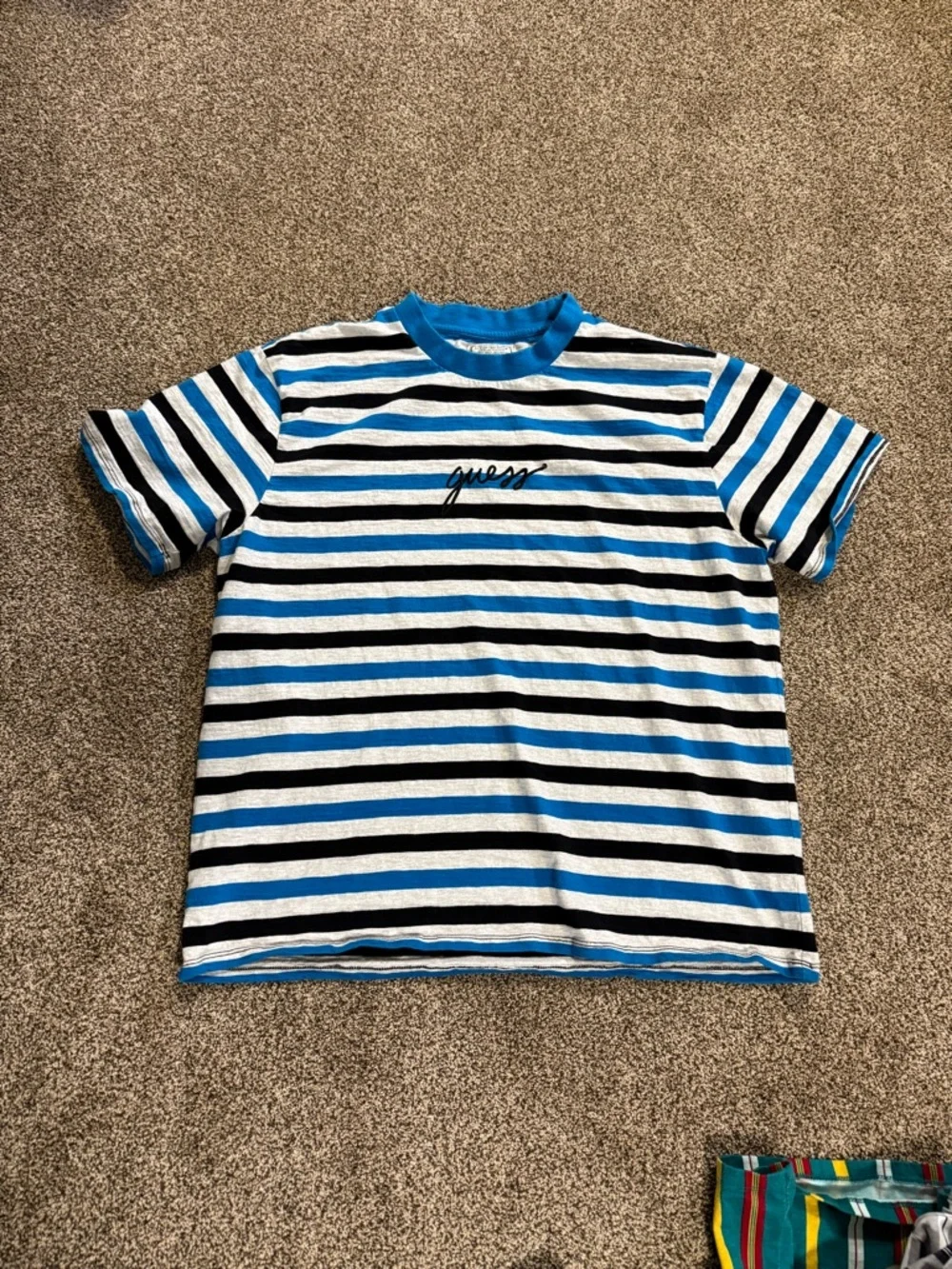 2 GUESS T-Shirts - Picture 5 of 7